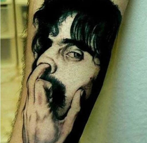 tipo tatuaje.  este tipo podría tener tatuado en sí mismo, decidió ir con Frank Zappa 